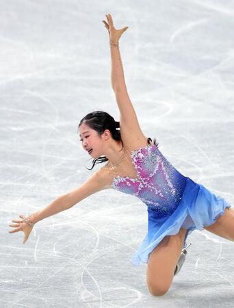 　演技する中井亜美