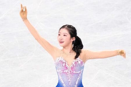 　女子フリーの演技を終え、歓声に応える中井亜美