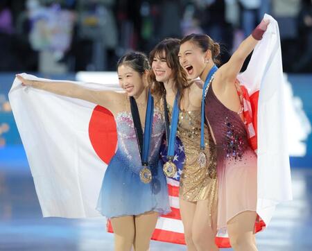 　（左から）２位の中井亜美、優勝したアリサ・リュウ、３位の坂本花織（撮影・吉澤敬太）