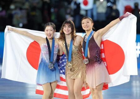 　（左から）２位の中井亜美、優勝したアリサ・リュウ、３位の坂本花織（撮影・吉澤敬太）