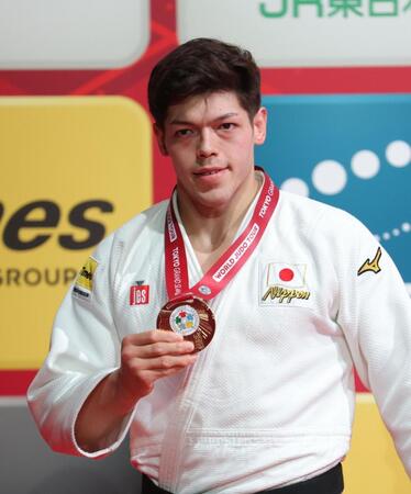 　優勝を決め、金メダルを持つ村尾三四郎（撮影・西岡正）