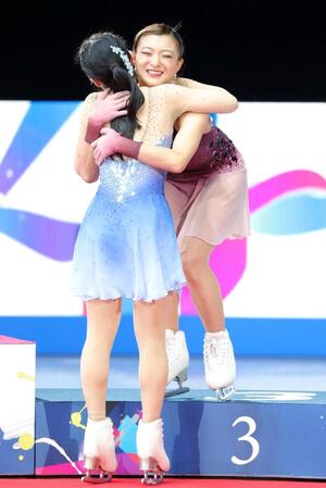 　２位の中井亜美（手前）を抱きしめる坂本花織（撮影・吉澤敬太）