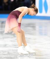 　練習中、脚を見つめる坂本花織（撮影・吉澤敬太）