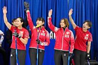 　女子１次Ｌで米国に勝利し、観客に手を振るフォルティウスの（左から）近江谷、小谷、吉村、小野寺（共同）