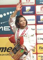 　表彰式の後、スタンドに手を振る阿部詩