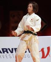 　優勝を決めてガッツポーズの阿部詩