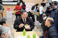 　被災者と交流する北陣親方（中央）＝提供写真