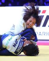 　坪根菜々子（下）に大外刈りで有効を決めて勝利し、、優勝を決めた阿部詩（撮影・西岡正）