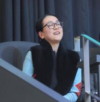 　観戦する浅田真央さん（撮影・吉澤敬太）