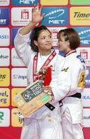 　女子52キロ級で優勝し、声援に応え手を振る阿部詩