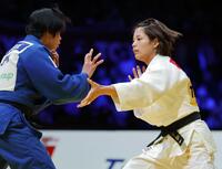 　女子52キロ級決勝で坪根菜々子（左）を破って優勝した阿部詩