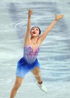 　演技する中井亜美