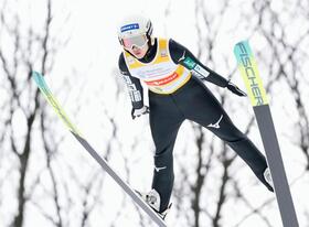 　Ｗ杯ジャンプ女子個人第６戦で飛躍する丸山希（共同）