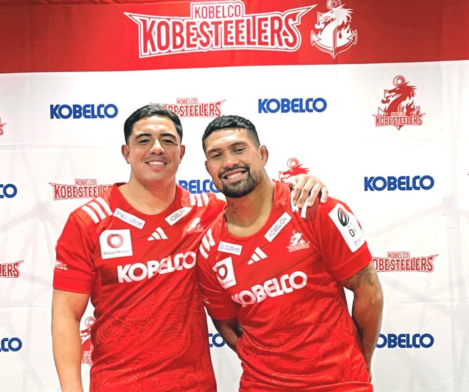 　入団会見に出席したアントン・レイナートブラウン（左）、アーディー・サベア（右）