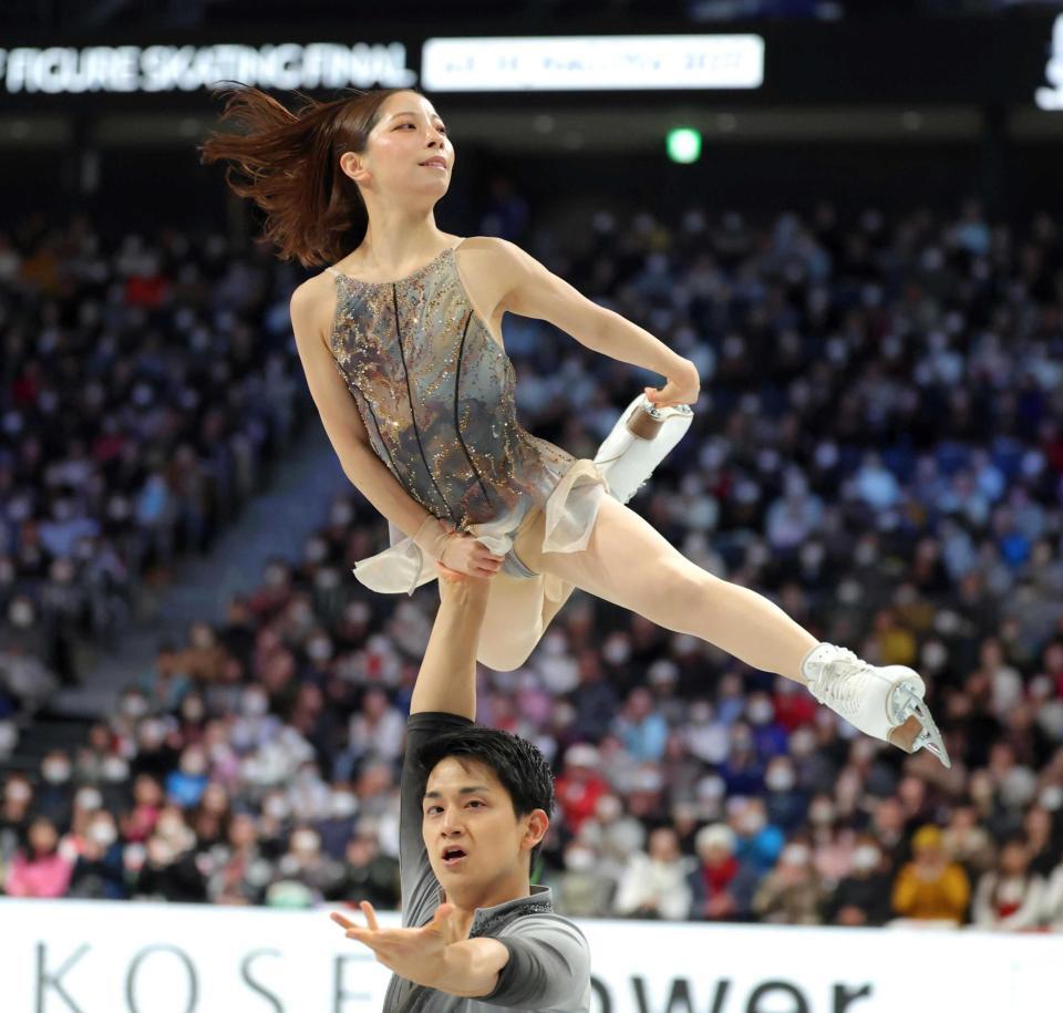 　息の合った演技を見せる三浦璃来（上）、木原龍一組（撮影・吉澤敬太）