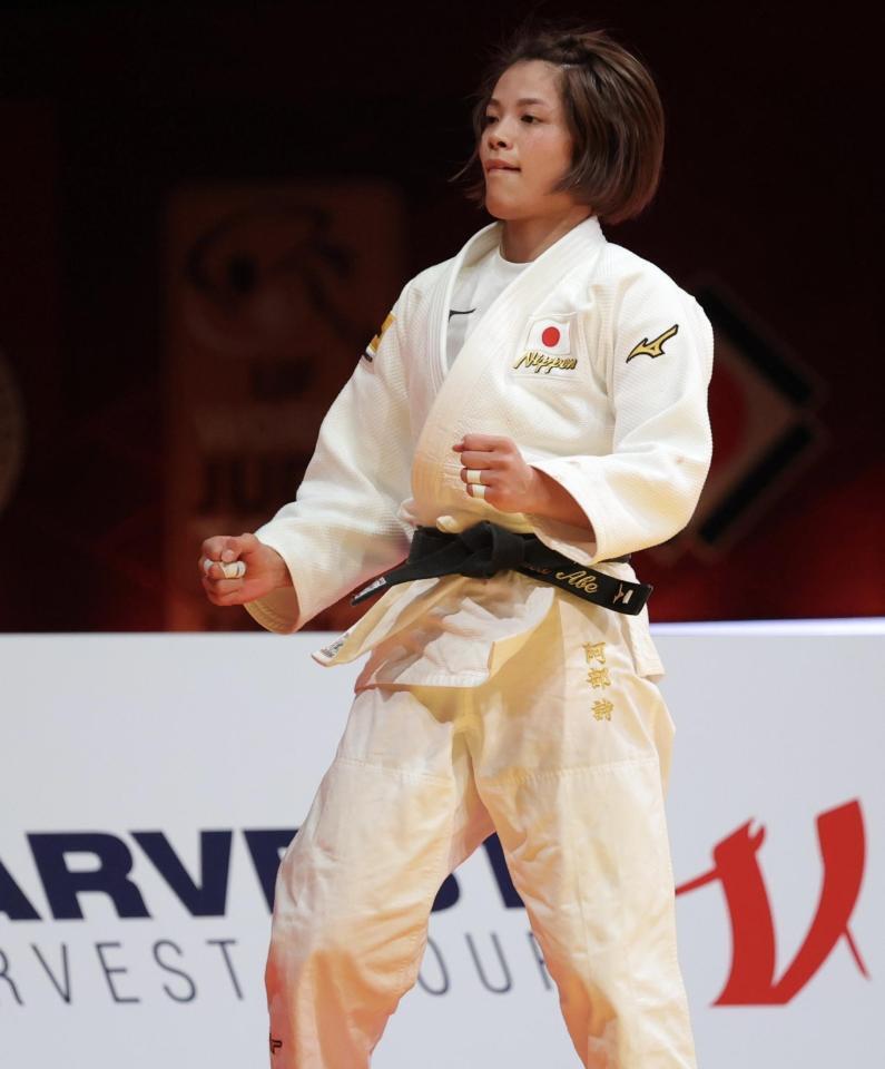 　優勝を決めてガッツポーズの阿部詩