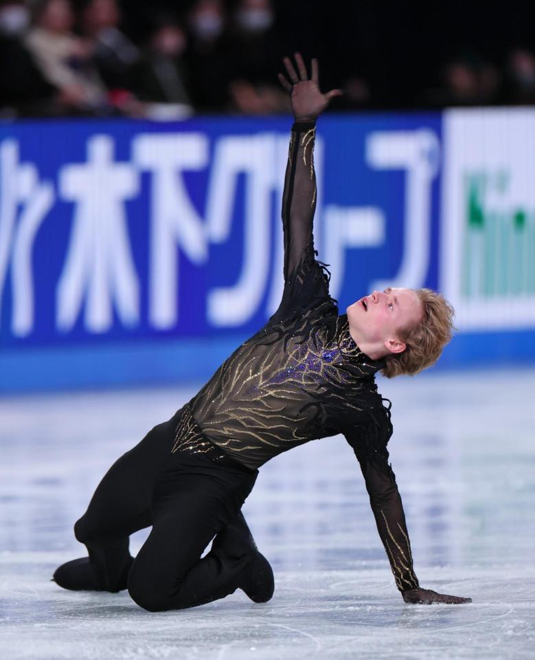 　演技するイリア・マリニン