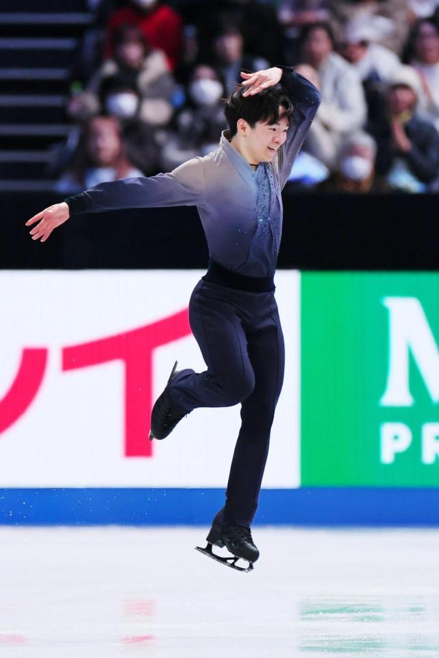 　演技する鍵山優真