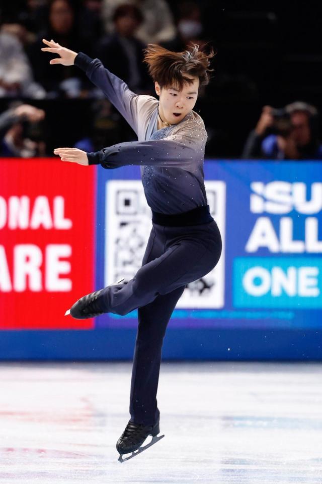 　演技する鍵山優真