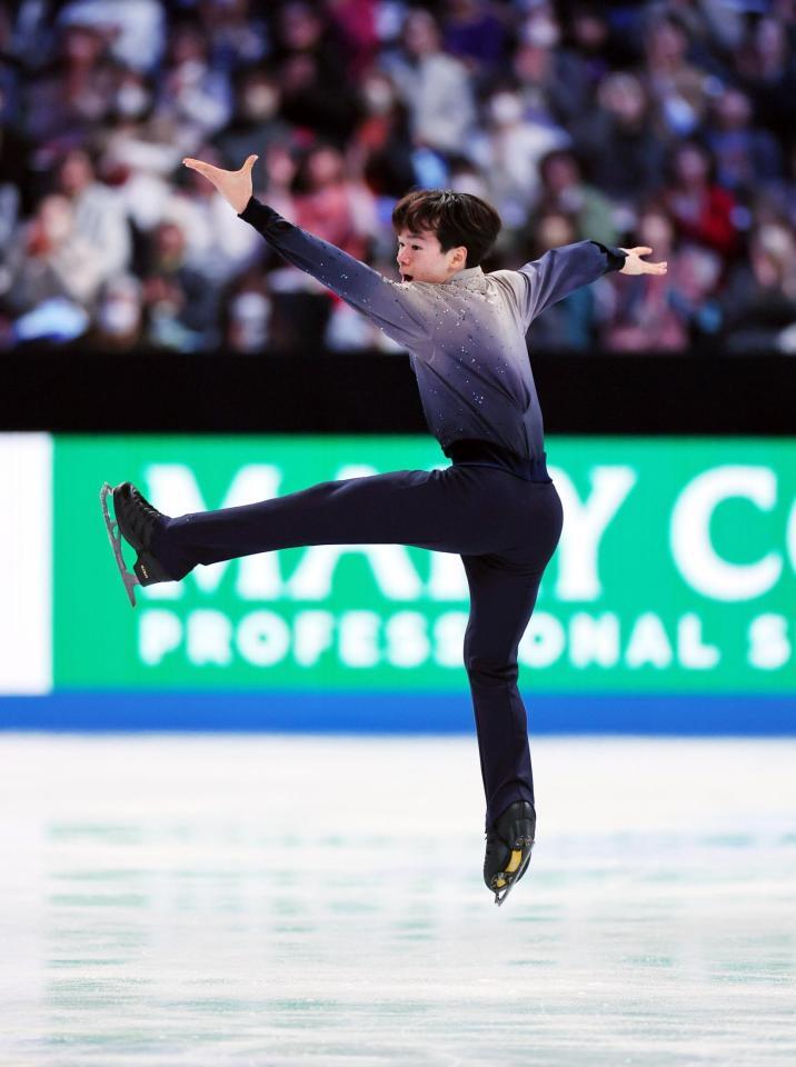 　演技する鍵山優真