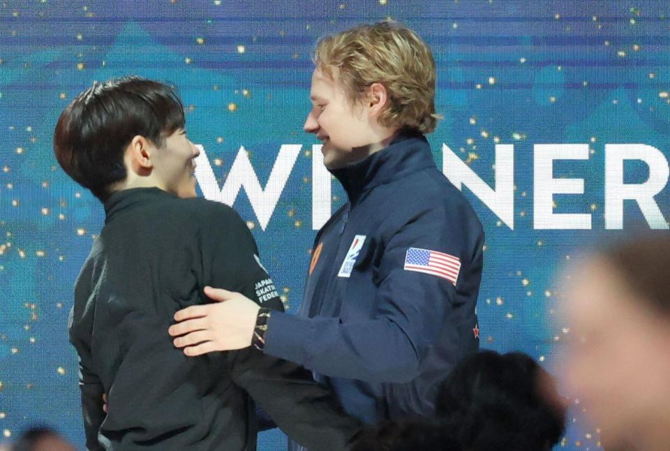 　優勝したイリア・マリニン（右）と抱き合う鍵山優真（撮影・吉澤敬太）