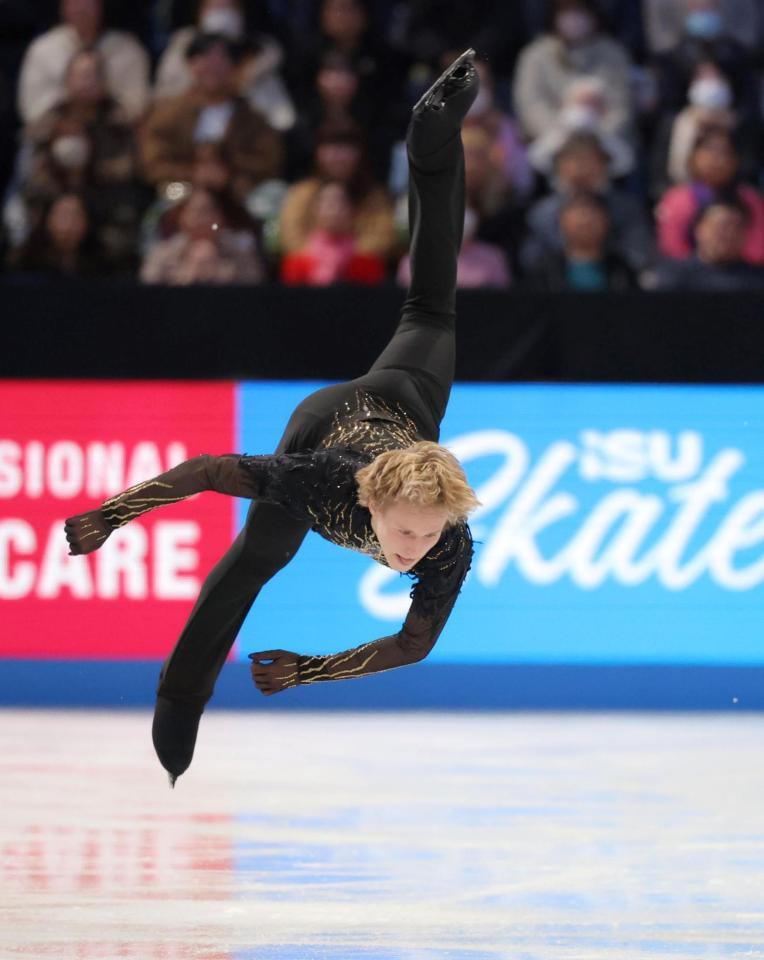 　氷上で宙返りするイリア・マリニン（撮影・吉澤敬太）