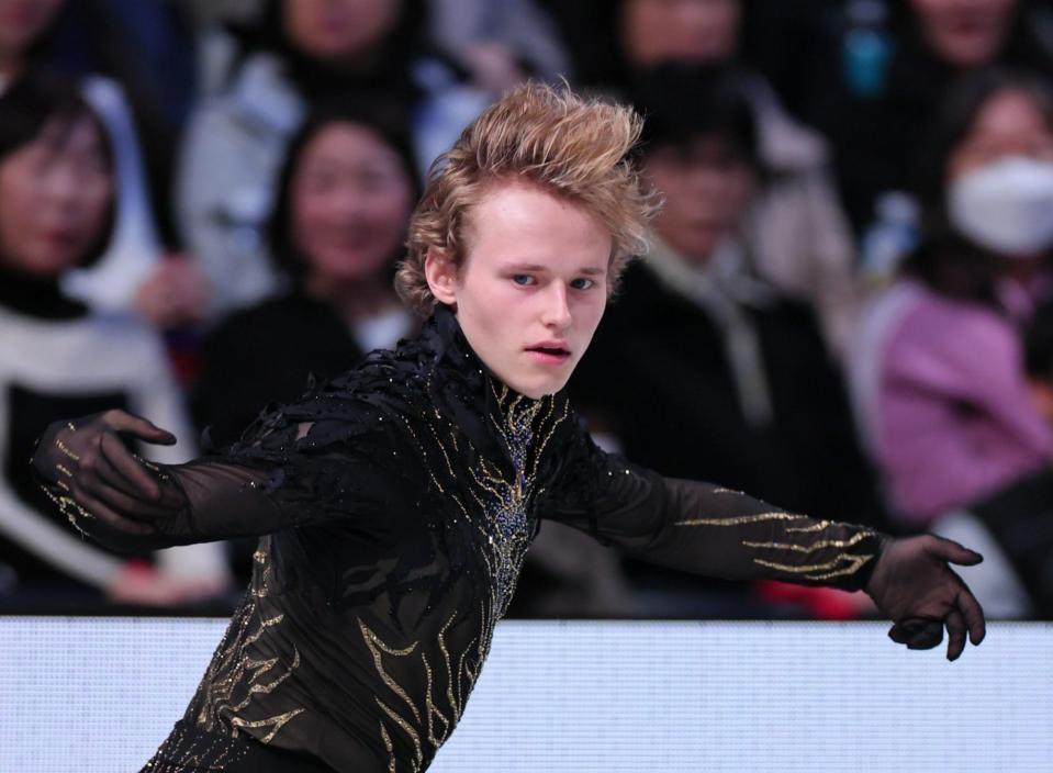 　演技するイリア・マリニン