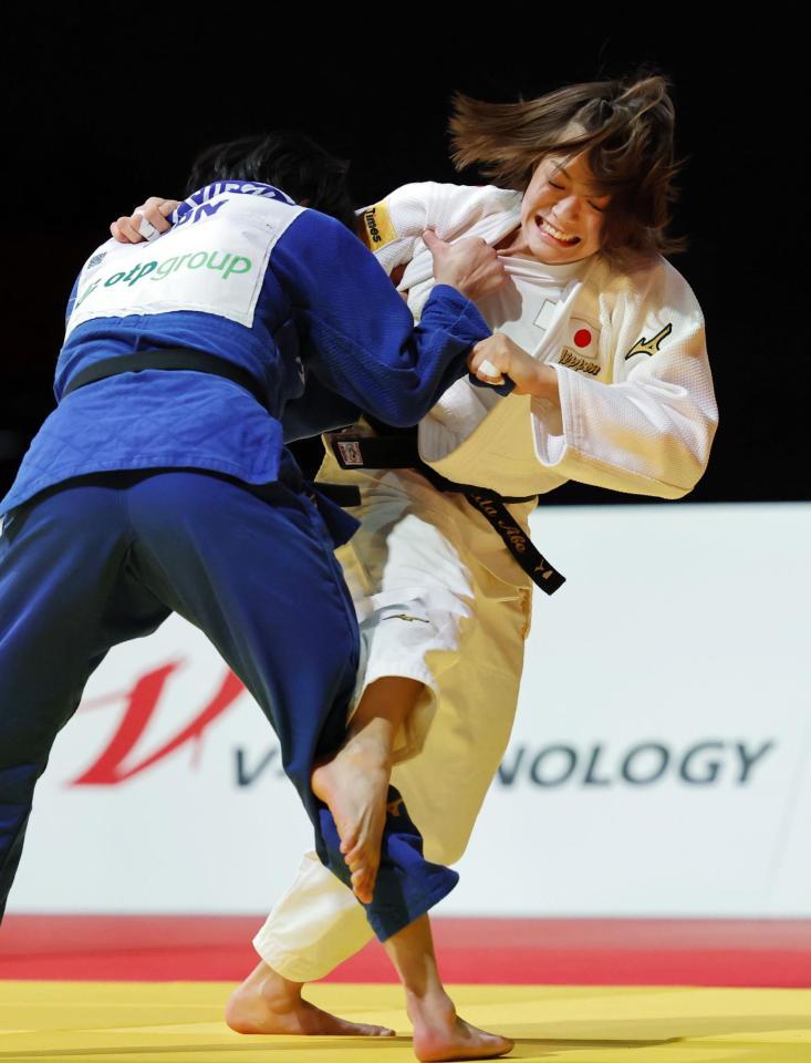 　坪根菜々子（左）を破って優勝した阿部詩