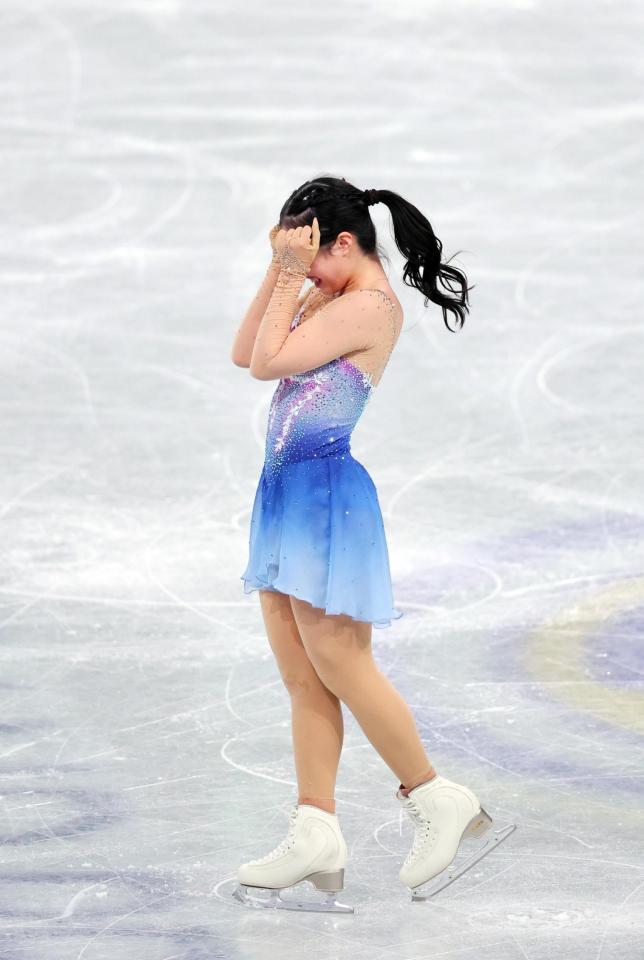 　演技を終え歓声する中井亜美