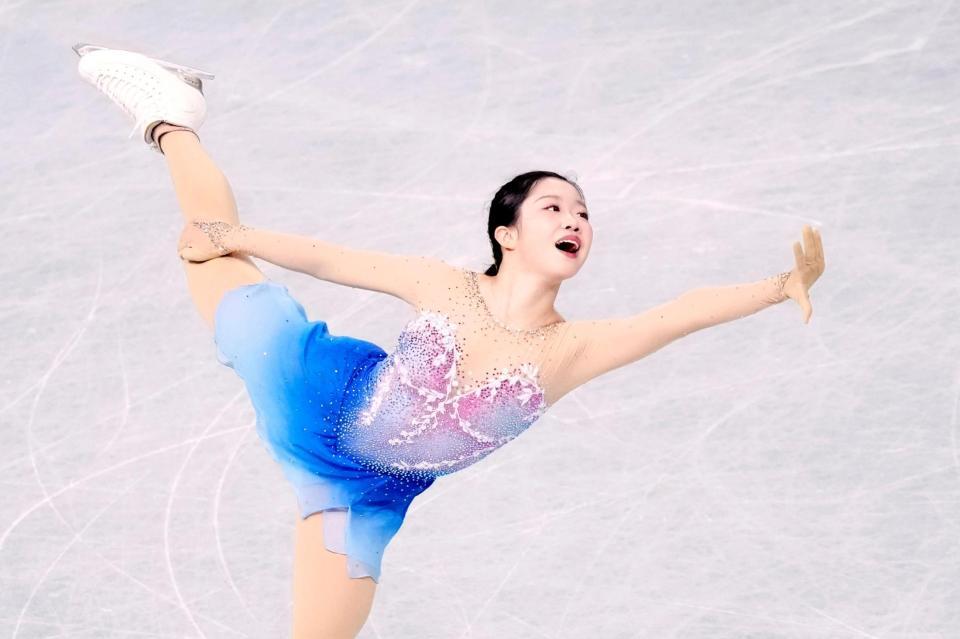 　演技する中井亜美