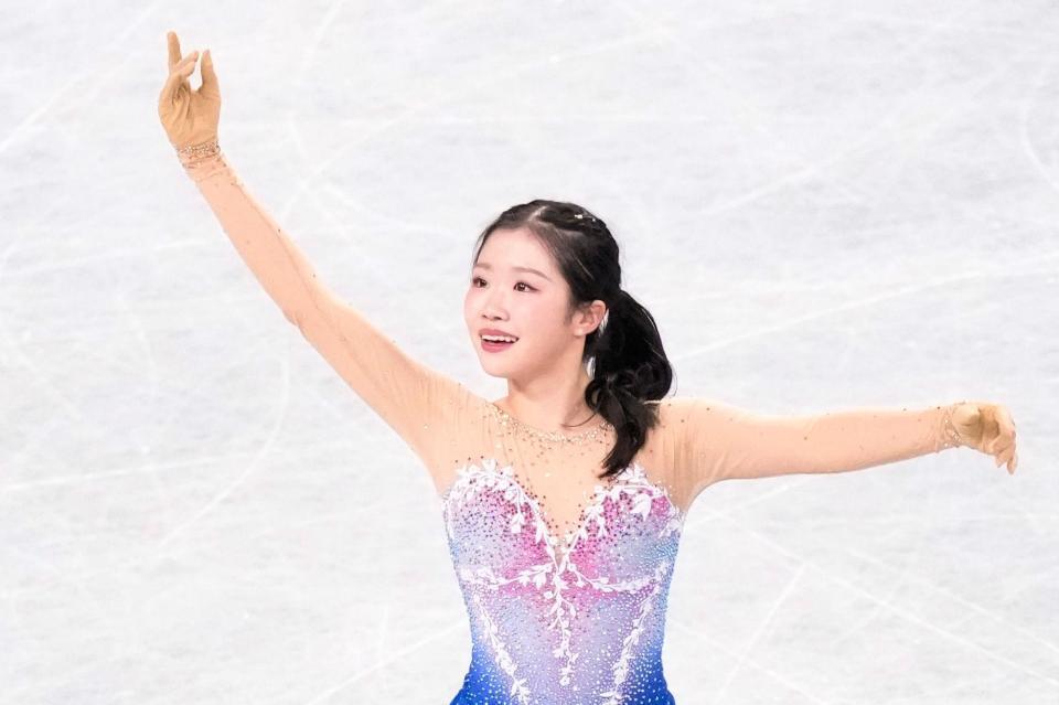 　女子フリーの演技を終え、歓声に応える中井亜美