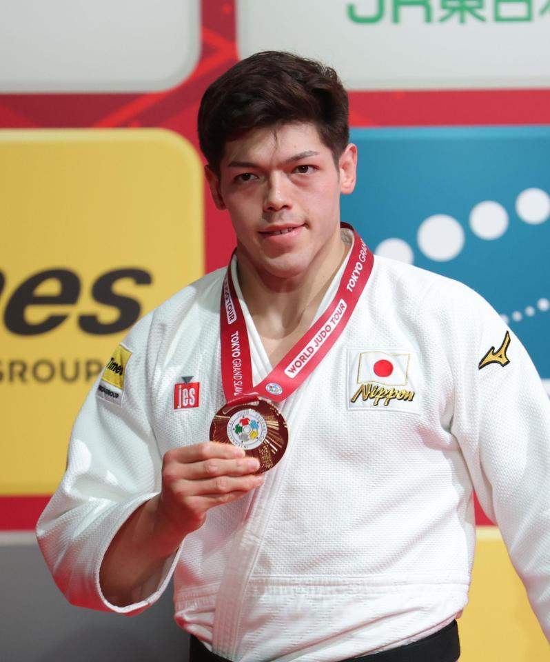 　優勝を決め、金メダルを持つ村尾三四郎（撮影・西岡正）