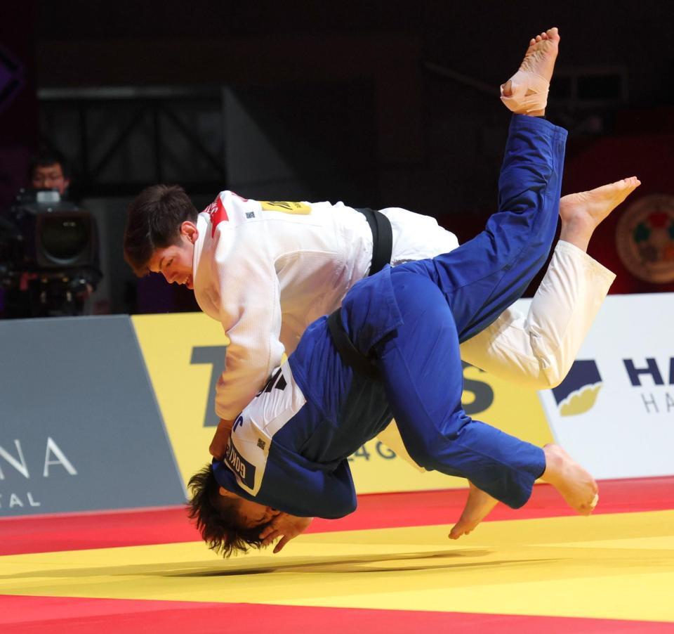 　田嶋剛希（下）に１本勝ちで勝利し、優勝を決めた村尾三四郎（撮影・西岡正）