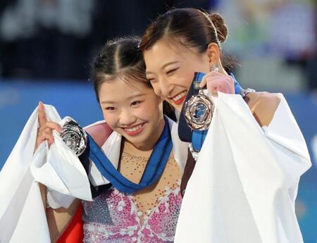 　銀メダルを手に喜ぶ中井亜美（左）と銅メダルを掲げる坂本花織（撮影・吉澤敬太）