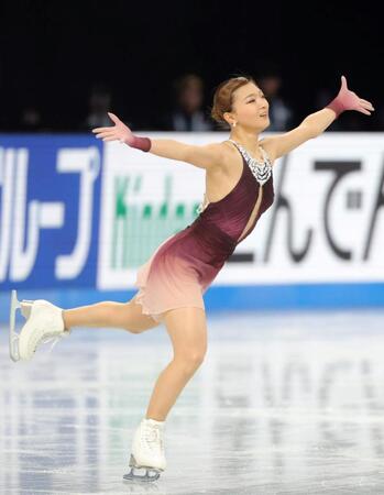 　美しく舞う坂本花織（撮影・吉澤敬太）