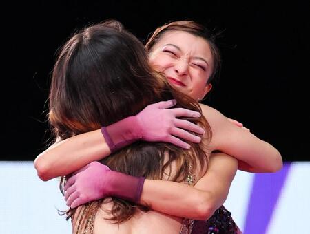 　表彰台で優勝したアリサ・リュウ（手前）と抱き合う３位の坂本花織