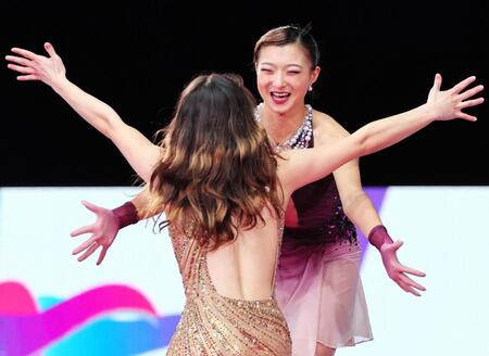 　表彰台でアリサ・リュウ（手前）と抱き合う坂本花織