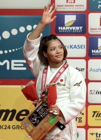 　表彰式の後、スタンドに手を振る阿部詩（撮影・西岡正）