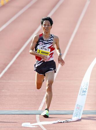　日本勢トップの２位でゴールする西山雄介
