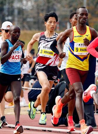 　スタートし力走する西山雄介（中央）。日本勢トップの２位