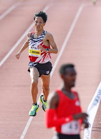 　日本勢トップの２位でゴールする西山雄介。手前は優勝したバイエリン・イエグゾー