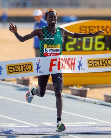 　防府読売マラソン男子で、２時間６分５８秒の大会新記録で優勝したワークナー・デレセ＝ダイキョーニシカワスクエア陸上競技場