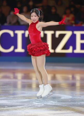 　笑顔でジャンプする中井亜美（撮影・吉澤敬太）