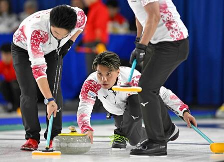 　オランダ戦の第１エンド、ショットを放つ山口（共同）