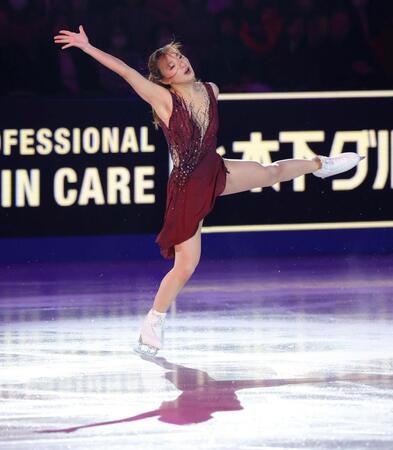 　美しく舞う坂本花織（撮影・吉澤敬太）