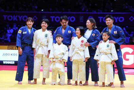 　子どもたちと対決した（後列左から）角田夏実、橋本壮市氏、堀川恵氏、丸山城志郎氏（撮影・金田祐二）