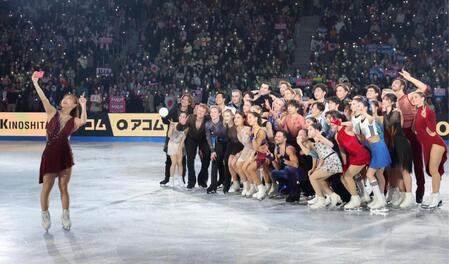 　フィナーレで全員と自撮りする坂本花織（手前）＝撮影・吉澤敬太