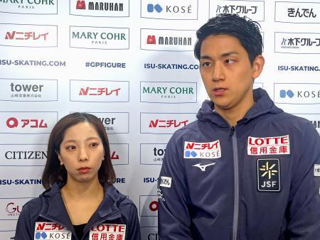 　取材に応じるペアの三浦璃来（左）、木原龍一組＝７日、ＩＧアリーナ