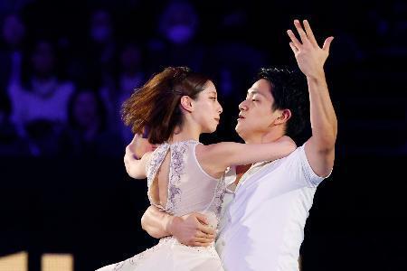 　エキシビションで演技するペアの三浦璃来（左）、木原龍一組＝ＩＧアリーナ
