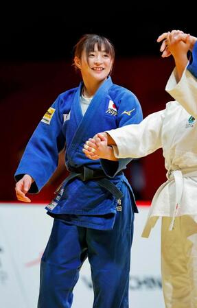 　柔道グランドスラム東京大会のエキシビションに登場したパリ五輪女子48キロ級金メダルの角田夏実＝７日